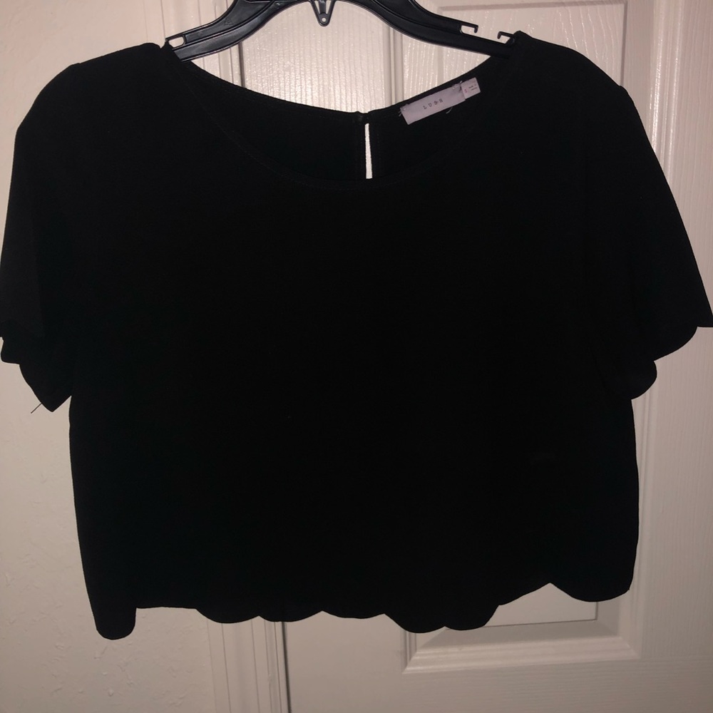 Black scalloped crop top